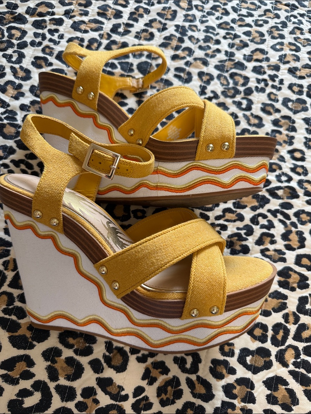 Gianni Bini Mustard Yellow Wedge Sandals with Multicolor Wave Trim RETRO VIBE 10